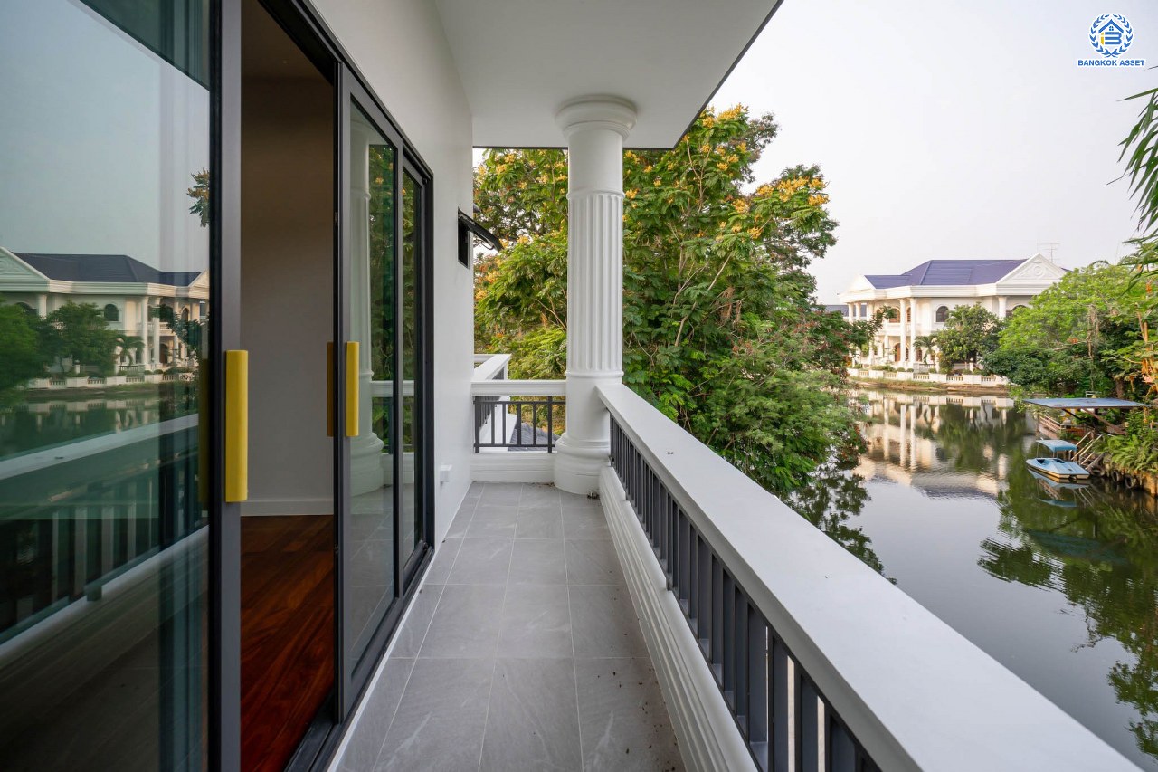 บ้านมือสองตกแต่งใหม่ โครงการ กฤษดานคร20 ปิ่นเกล้า-บรมราชชนนี บ้านหลังมุม ติดทะเลสาบ บนเนื้อที่กว้างมากถึง 238 ตร.ว. ตกแต่งด้วยวัสดุเกรดพรีเมี่ยม ฟังก์ชัน 5 ห้องนอน 6 ห้องน้ำ 1 ห้องอเนกประสงค์ 4 ที่จอดรถ พร้อมทั้งเปลี่ยนระบบไฟฟ้า สุขาภิบาล ทำเลศักยภาพ ติดถนนบรมราชชนนี ใกล้มหาวิทยาลัยมหิดล และเพียง 10 นาทีถึงเซ็นทรัล ปิ่นเกล้า